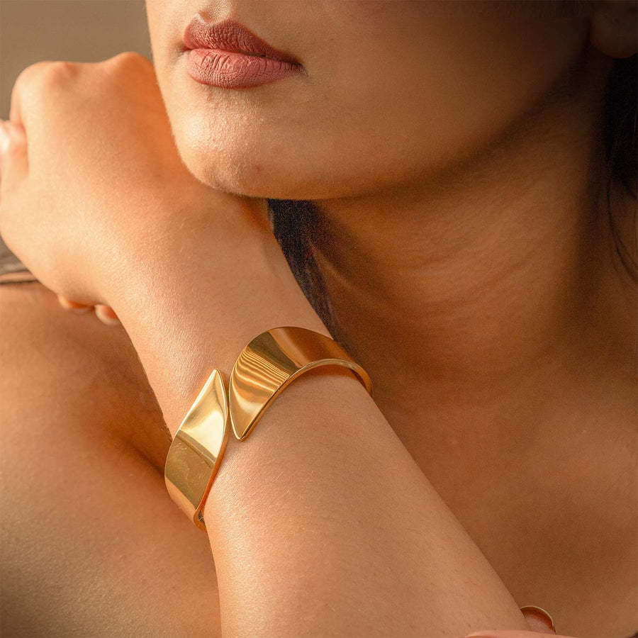 Aurum Wave 18k Gold Statement Openable Bracelet
