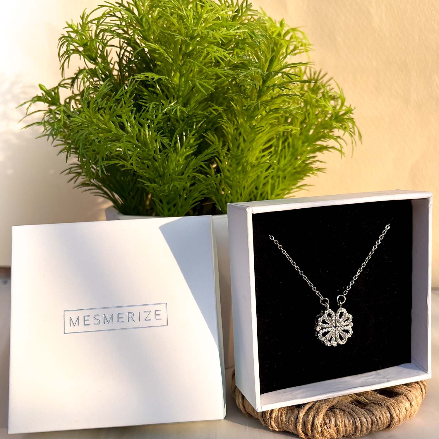 W Premium Jewellery Necklace Clover Magnetic Silver